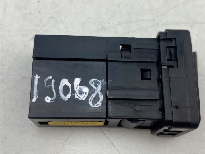 2010 TOYOTA VERSO PRISE RACCORD USB 8619002060
