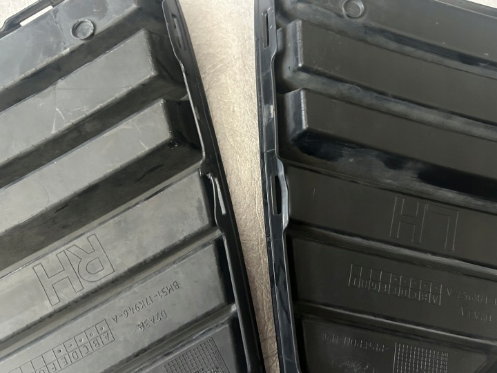 FORD FOCUS MK3 2010-2014 GRILLES PARE-CHOCS AVANT L+P BM51 ORIGINAL MAT