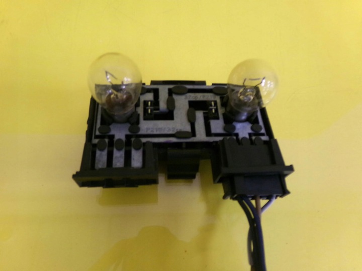 DOUILLE D'AMPOULE GAUCHE ARRIÈRE VW PASSAT B3 333945259 NR1004