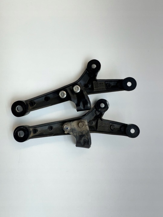POIGNÉE FIXATION MOTEUR KTM DUKE 125 17-23