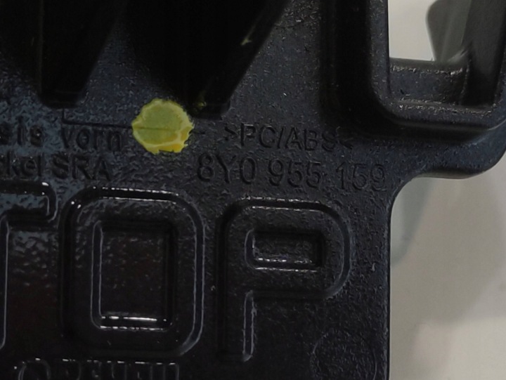 AUDI A3 FIXATION LAVE-GLACE PHARES GAUCHE AVANT 8Y0955159
