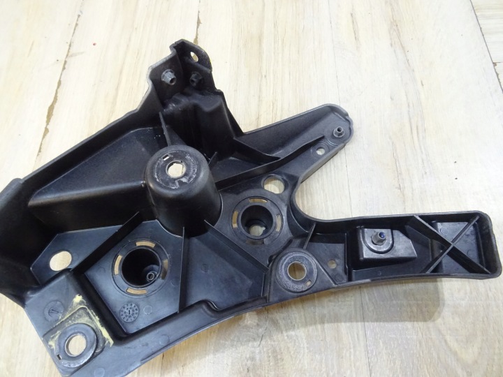 VOLVO XC60 II FIXATION GARDE-BOUE DROIT 32288929 LLU