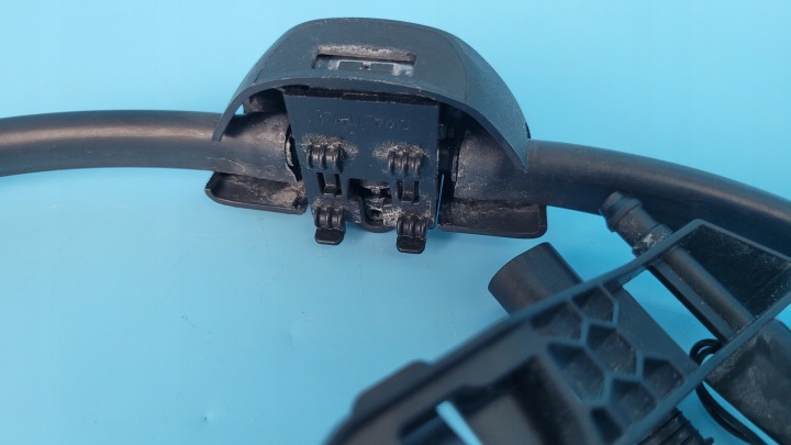 BMW 2' U06 218I ACTIVE TOURER 24R BUSE LAVE-GLACE LIQUIDE VITRES 8492099
