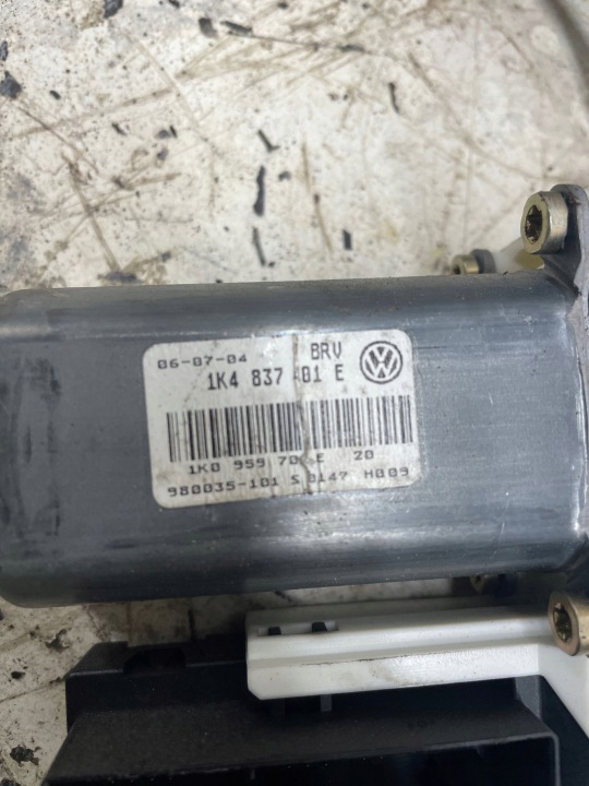 VOLKSWAGEN GOLF V 2004 MOTEURS VITRE