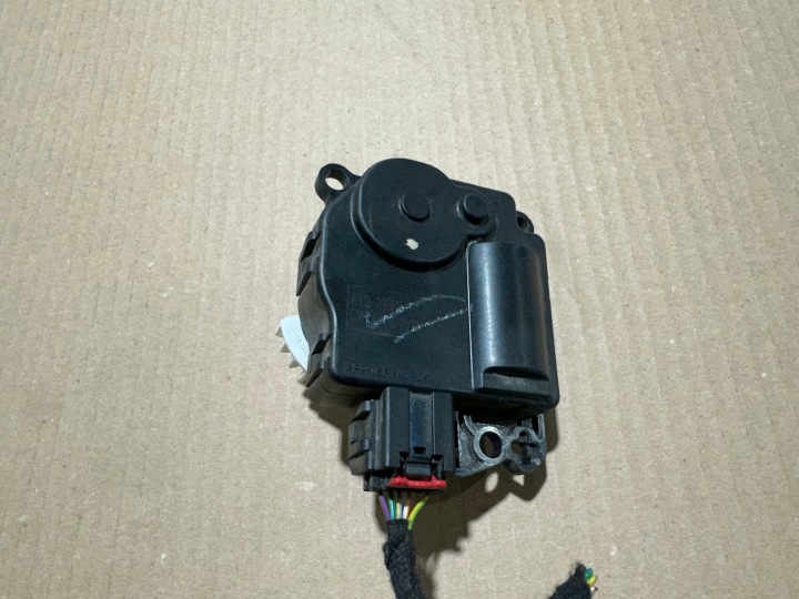 FORD TOURNEO COURIER PETIT MOTEUR RÉCHAUFFEURS AV11-19E616-EA