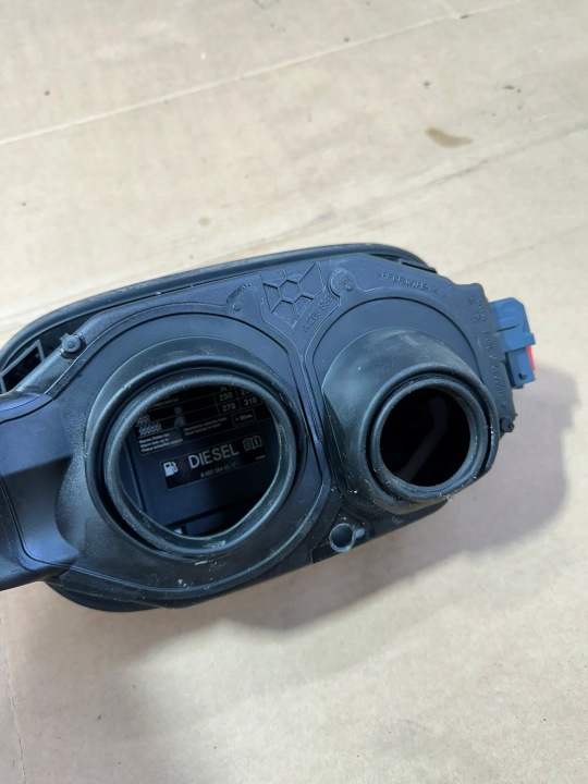 CLAPET GOULOTTE DE REMPLISSAGE CARBURANTS GOULOTTE DE REMPLISSAGE DE CARBURANT MERCEDES C W205 DES, C149, DIESEL