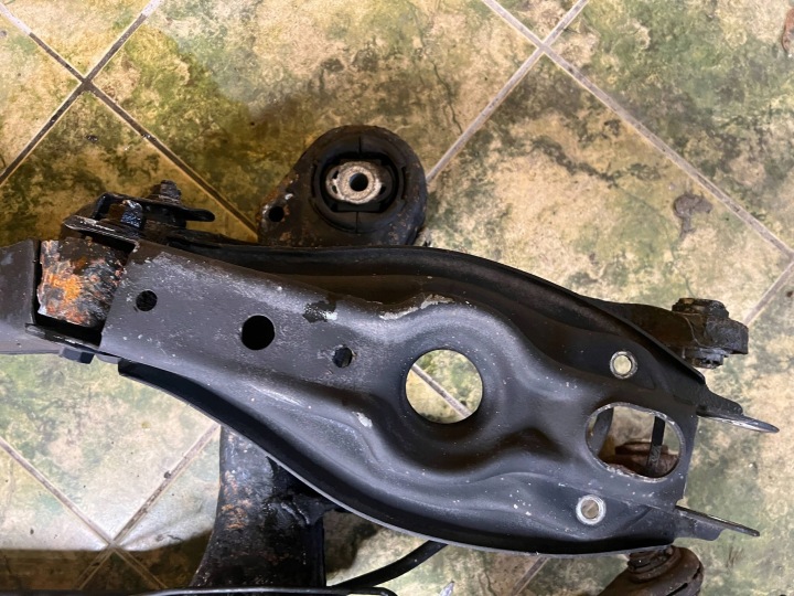 BMW 1 3 E81 E82 E87 E90 E91 E92 E93 POUTRE SUSPENSIONS ARRIÈRE COMPLÈTE ESSENCE