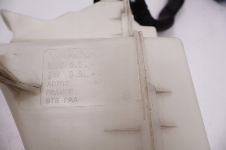 VOLVO V60 II RÉSERVOIR LAVE-GLACES 30747576, 30747577