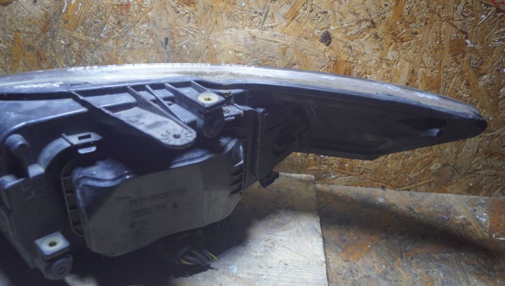 FORD MONDEO MK4 LIFT PHARE DROIT AVANT LENTILLE UK (S2756)