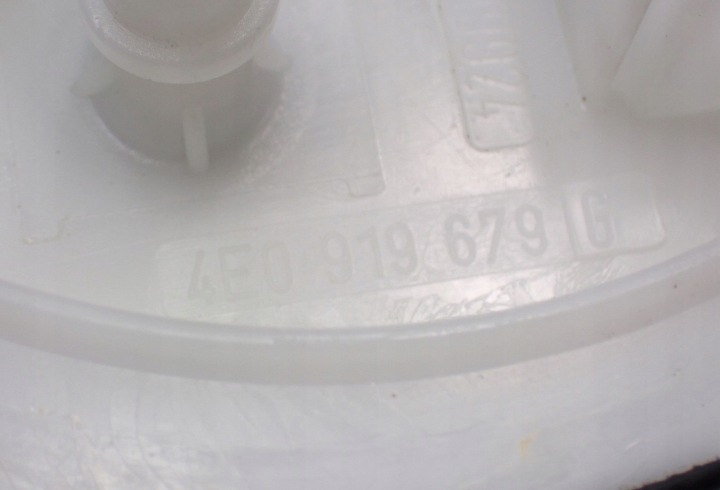 COUVERCLES POMPES CARBURANTS DROIT AUDI A8 D3 4E0919679G
