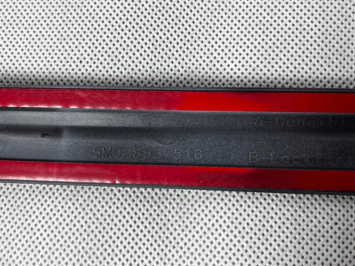 VOLKSWAGEN GOLF V MOULURE PORTES DROITE 5M0853516