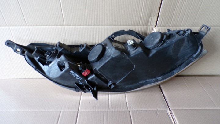 PEUGEOT 407 PROJECTEUR GAUCHE AVANT 0301213201