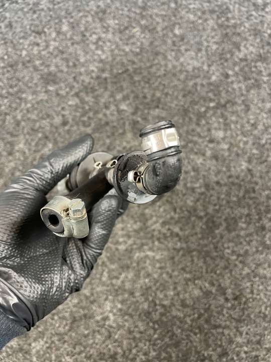AUDI A4 B6 1.8T SOUPAPE PRESSION CARBURANTS DISTRIBUTEUR 06B133459D