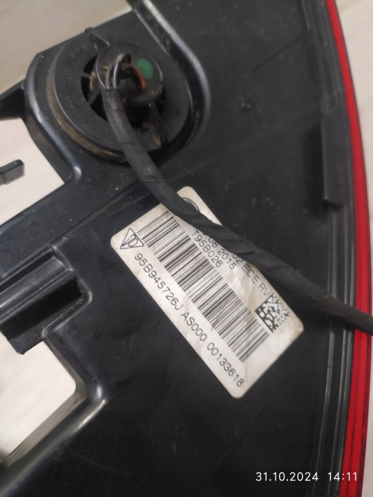 10418. MACAN RÉFLECTEUR PARE-CHOCS DROIT ARRIÈRE 95B945726J