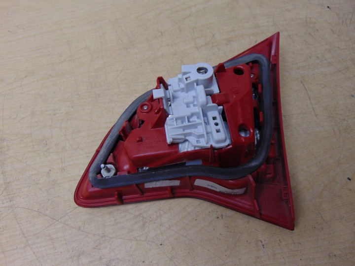 PHARE GAUCHE ARRIÈRE DANS COUVERCLE DE COFFRE OPEL MERIVA B 13260838