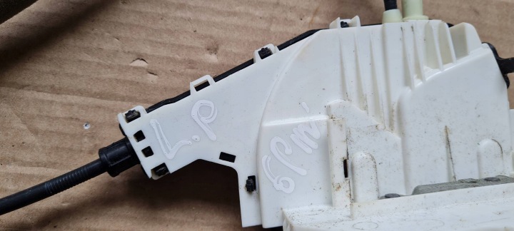 CHRYSLER PACIFICA 2022 SERRURE DE PORTE GAUCHE AVANT AVANT P68211097AD