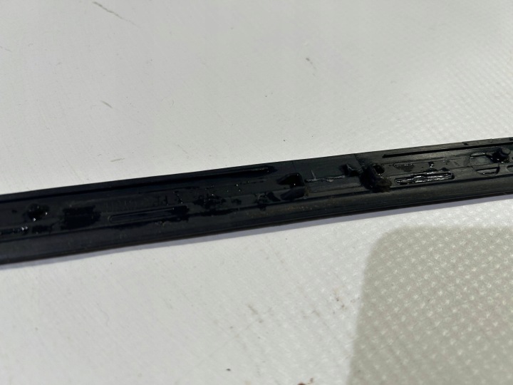 MOULURE PARE-BRISE MONTANTS A DROITE FORD EXPLORER VI 2020R-