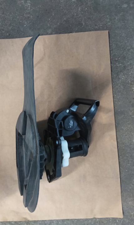 POIGNÉE SUPPORT ROUES DE RÉSERVE 8200367262--A RENAULT MODUS 1.6B 16V ((R2))