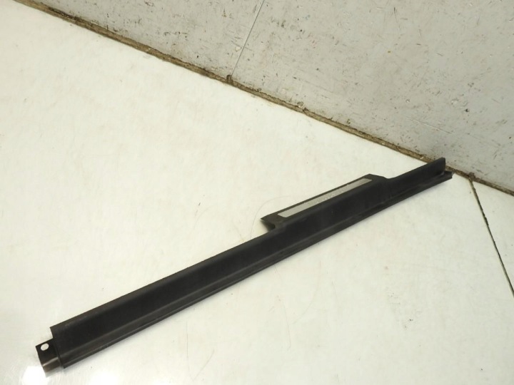 MOULURE REVÊTEMENT SEUIL DROIT AVANT MERCEDES R W251 A2516800035