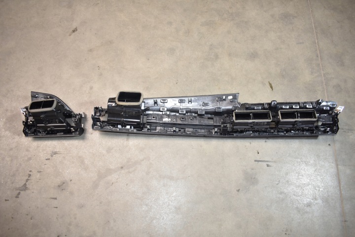 PARFAITE MOULURE DECORY CONSOLES BMW G70 1