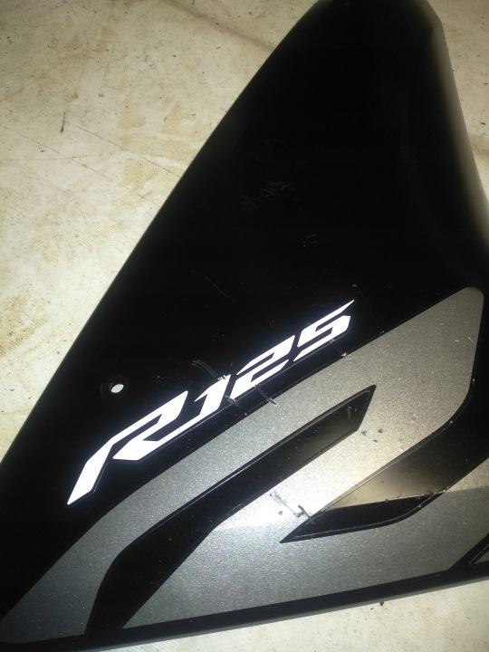 YAMAHA YZF 125 14R DÉFLECTEUR D'AIR DROITE LEVIER SUPÉRIEUR COLLECTEUR ORIGINAL