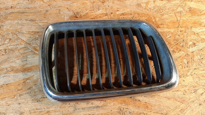 8185802 CALANDRE GRILLE RÉSERVOIR DROITE BMW 3 E36 51.13-8185802