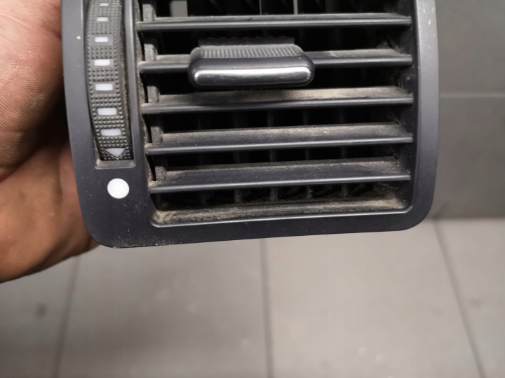 GRILLE CONDUIT D'AIR DROITE AUDI A8 D2 4D0820902J