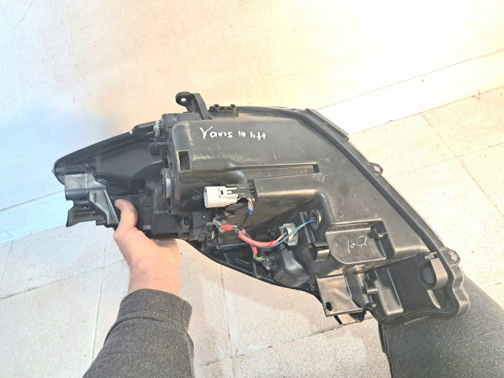 TOYOTA YARIS 2016 AVANT CÔTÉ DROITE PHARE AVANT