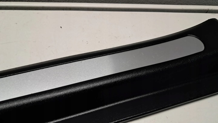 MERCEDES CLC W203 MOULURE REVÊTEMENT SUR SEUIL GAUCHE