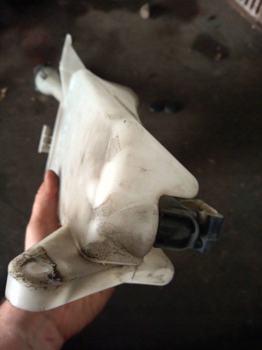 NISSAN MICRA 2013 RÉSERVOIR LIQUIDE VERS LAVE-GLACES F340060