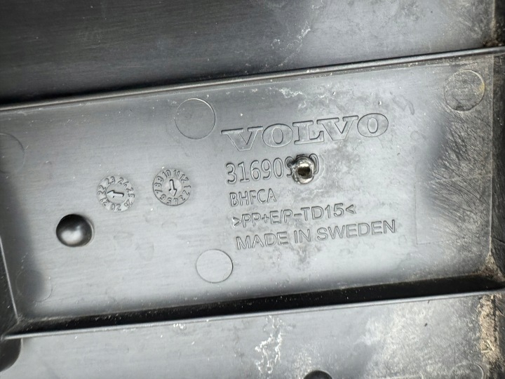 VOLVO XC40 LIFT 21R- SUPPORT CHÂSSIS MOULURE SOUS TABLICE 31690950
