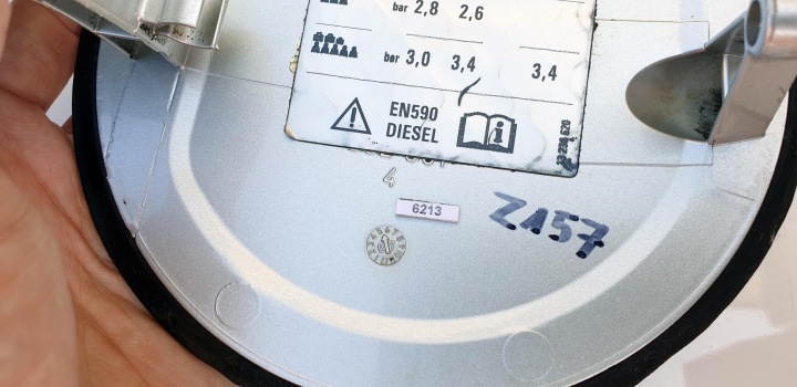 OPEL MERIVA A CLAPET REVÊTEMENT GOULOTTE DE REMPLISSAGE CARBURANTS ARGENTÉE CODE VERNIS Z157