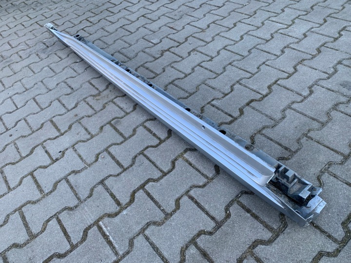 TOYOTA COROLLA E21 BERLINE MOULURE SEUIL DROITE REVÊTEMENT 75850-02230