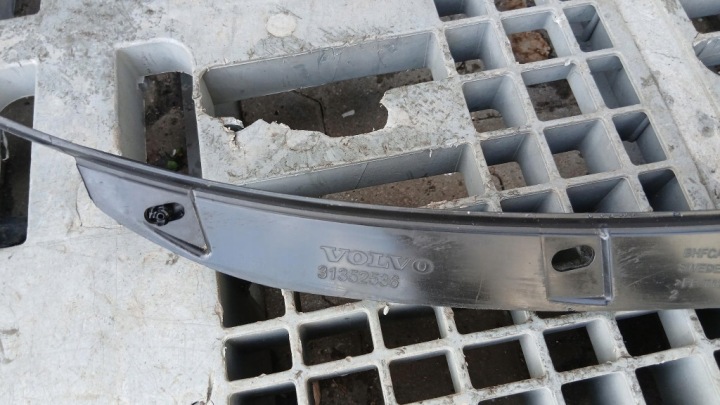 GRILLE CAPOTS 31352536 VOLVO S60 V60