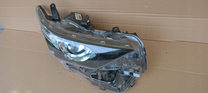 PHARE AVANT AVANT DROITE TOYOTA AURIS 2 II LIFT E18 15-18ROK 81130-02K30