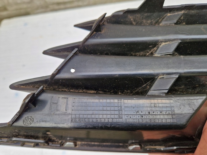 GRILLE PARE-CHOCS GAUCHE AUDI A3 8V5807681A BERLINE