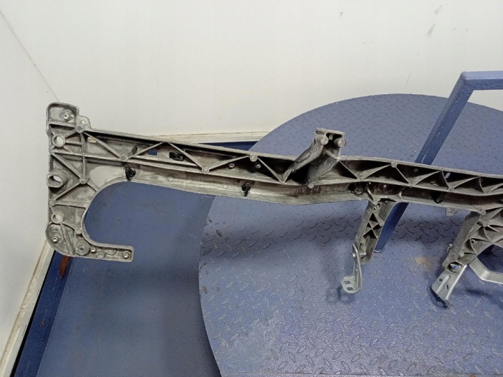 MASERATI LEVANTE CHÂSSIS FIXATION TABLEAU DE BORD 19951219 18113