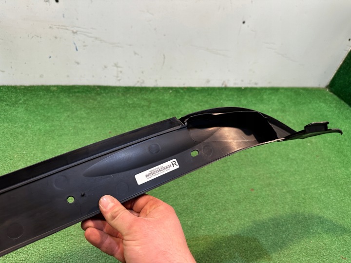 PORSCHE MACAN 95B INSONORISATION PROTECTION MOULURE GARDE-BOUE DROIT AVANT 95B854778B
