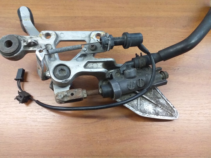 YAMAHA FZS400 FZS 400 98-02 SET PODNOZEK DROIT AVANT