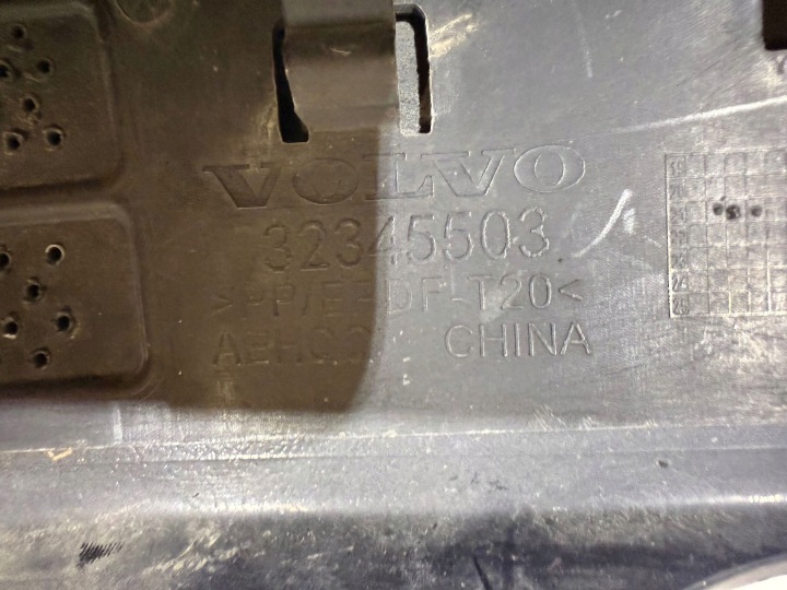 VOLVO XC60 2023 ARRIÈRE MOULURE INFÉRIEURE PARE-CHOCS ARRIÈRE 32345503