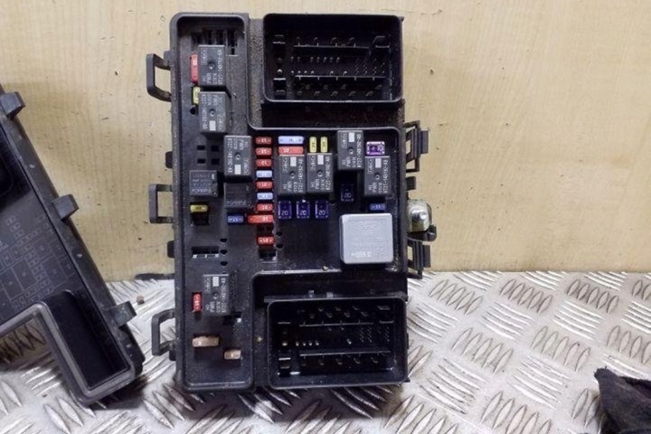 BOÎTE FUSIBLES FORD MONDEO V BERLINE FG9T14A067EB 2.0L DIESEL 110KW