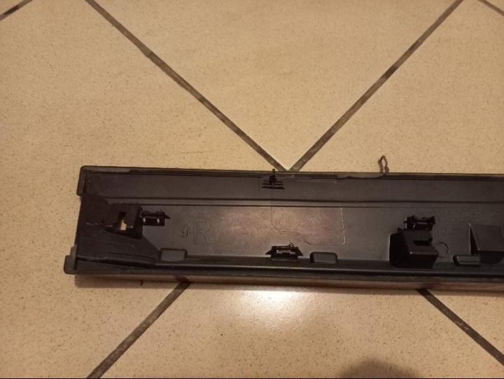 TOYOTA YARIS III 3 LIFT MOULURE PORTES ARRIÈRE DROITE