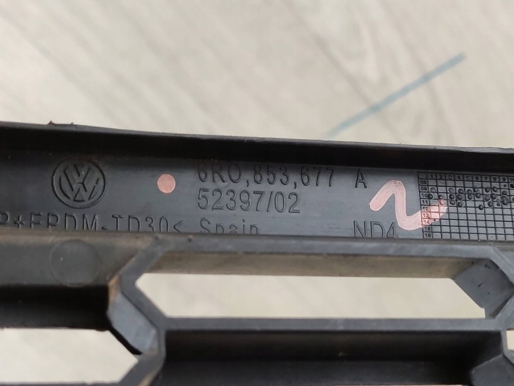 VW POLO V 6R GRILLE CENTRALE PARE-CHOCS AVANT 6R0853677A