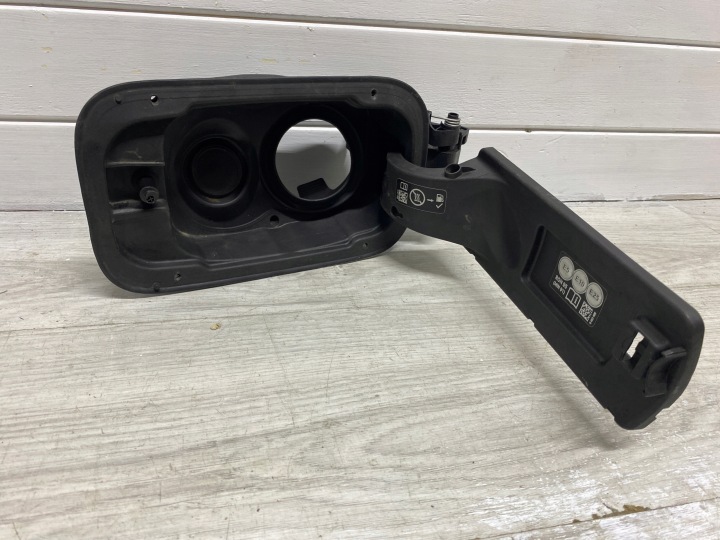 NICHE PROTECTION GOULOTTE DE REMPLISSAGE DE CARBURANT BMW G21 G81 M3 7433409