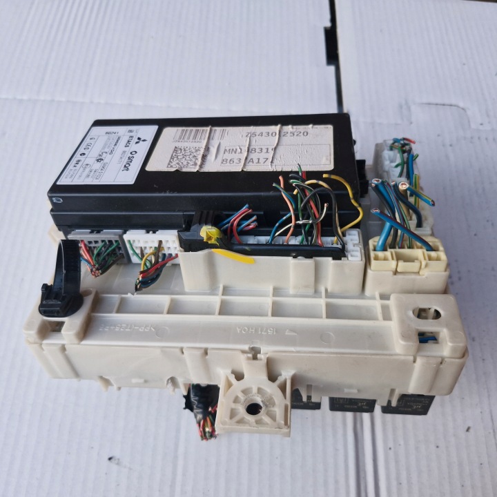 BOÎTE FUSIBLES MITSUBISHI COLT IV MN108319