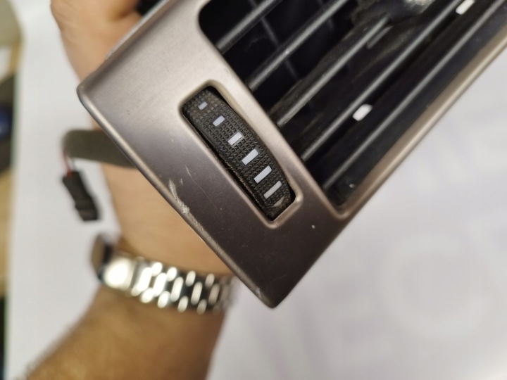 AUDI A6 C5 GRILLE CONDUIT D'AIR GAUCHE 4B1820901