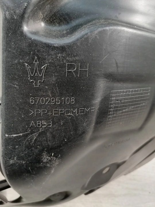 MASERATI GRANTOURISMO M189 PASSAGE DE ROUE DROIT AVANT 670295108