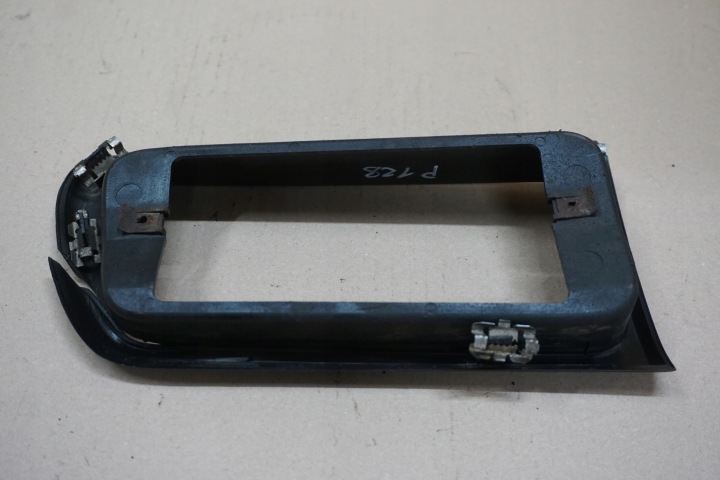 NISSAN PATROL CHÂSSIS PROTECTION FIXATION PHARES DROIT ARRIÈRE GR Y61