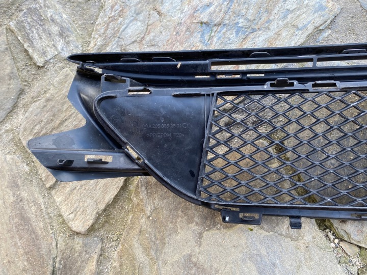 MERCEDES 205 C CLASSE GRILLE CENTRALE PARE-CHOCS AVANT 2058852501 ORIGINAL