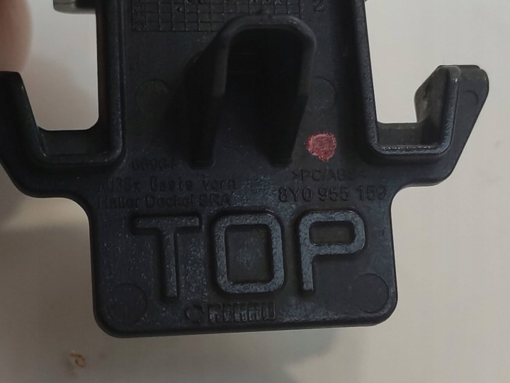 AUDI A3 8Y BOUCHON LAVE-GLACE LAPMY GAUCHE AVANT 8Y0955275